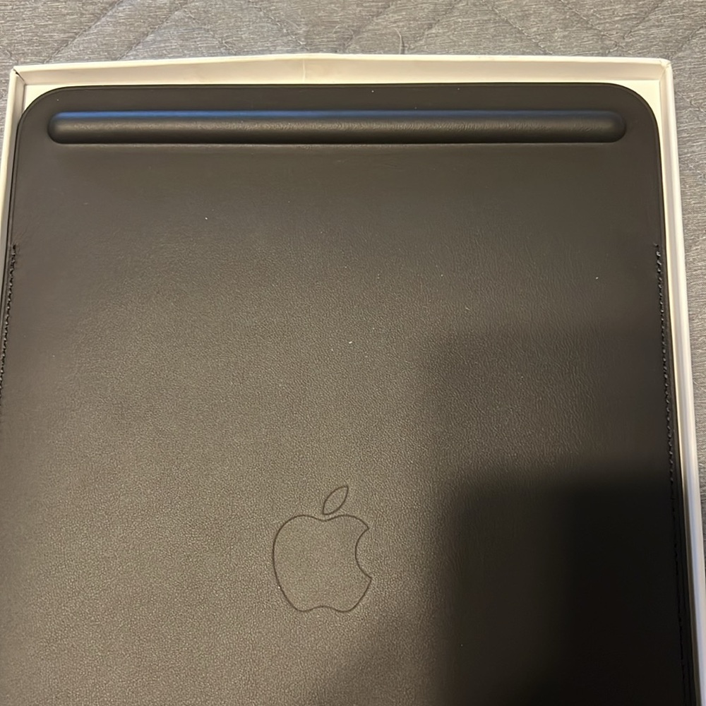 iPad Pro (10.5-inch) Leather Sleeve - Picture 8 of 10